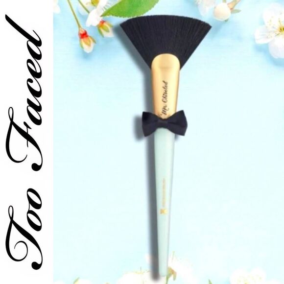 Too Faced Mr. Chiseled Contouring Brush - Picture 1 of 6